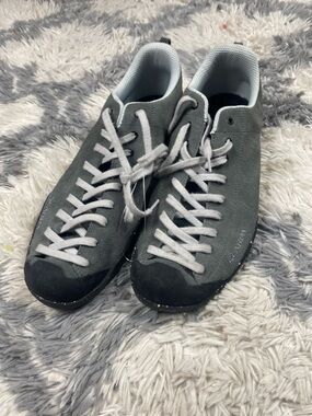 Scarpa Gray Suede Low-Profile Lace-Up Athletic Shoes